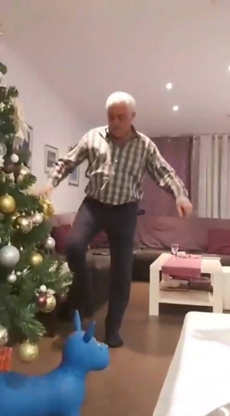 Puk'o zbog Milanovića: Skinuo je hlače i napao svoj televizor