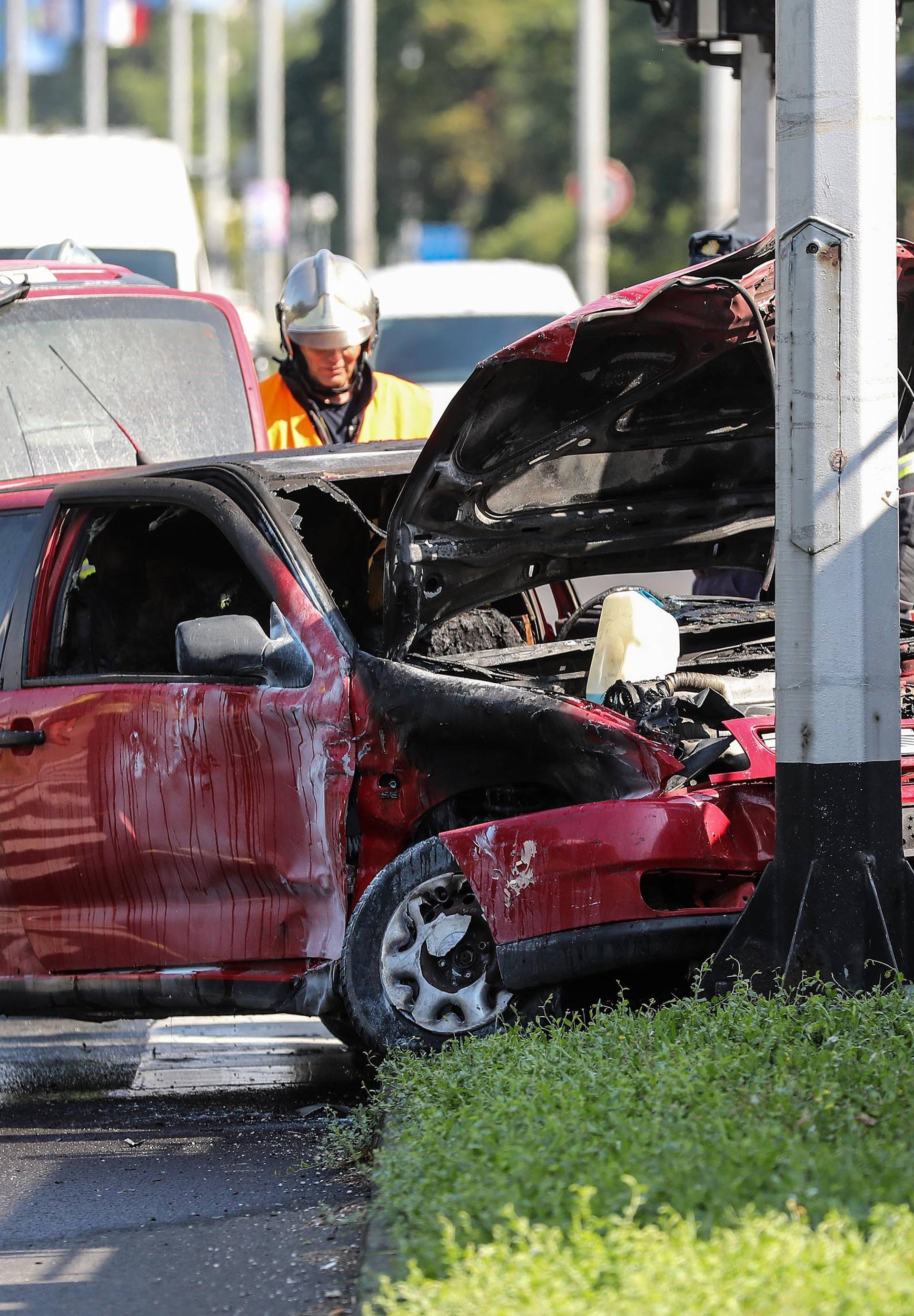 Teška prometna u Dugavama: Auto se zapalio nakon sudara