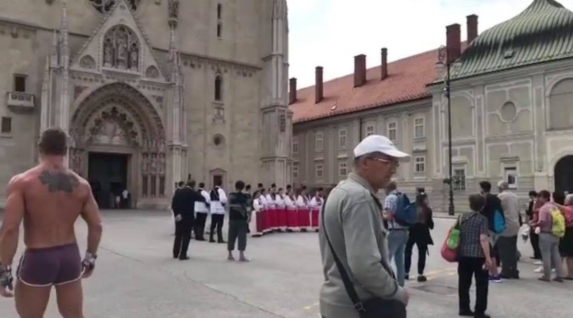 Šokirao bakice: 'Penisoslikar' se golišav rolao kod katedrale