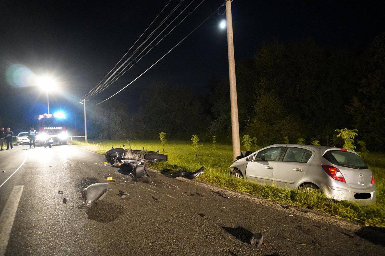 Motorist (49) i supruga (42) na mjestu ostali mrtvi nakon što su naletjeli na srnu i udarili u auto