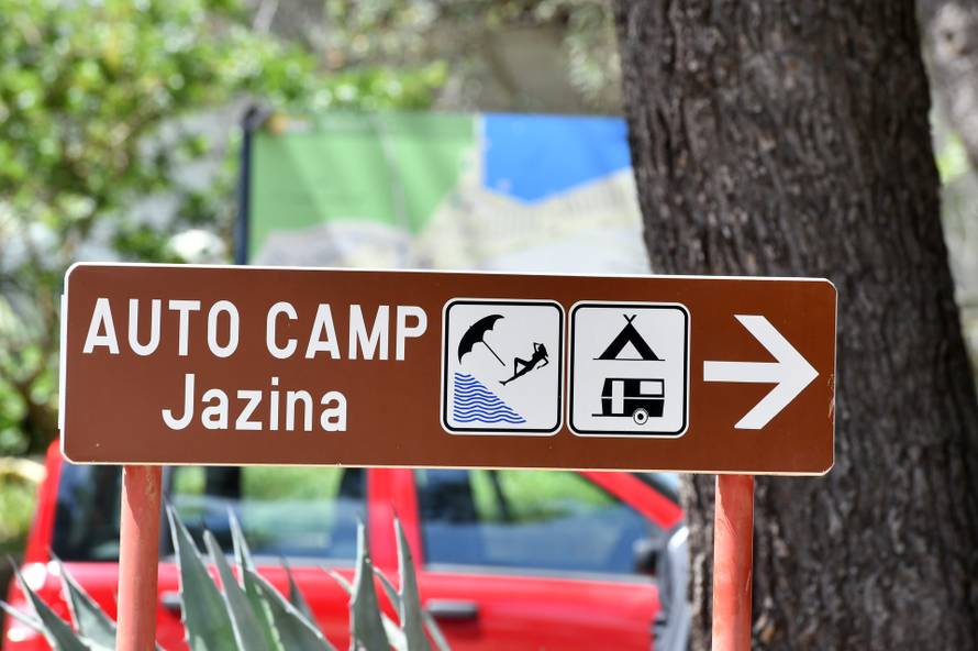 Tisno: Državni inspektorat došao zatvoriti Kamp Jazinu, mještani se pobunili