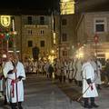 FOTO/VIDEO Procesija 'Za kri&zcaron;en' na Hvaru: Po olujnoj buri nose kri&zcaron; od 15 kilograma