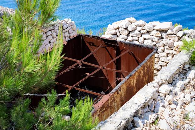 Goli otok je nekada bio zatvor za političke zatvorenike, koji je djelovao između 1949. i 1956.