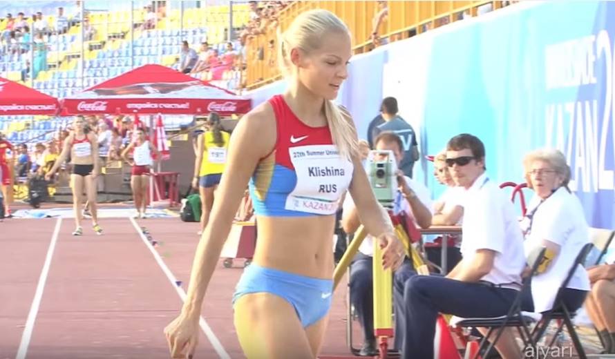 Svi se dižu kad Klišina skače, samo se kamera spušta dolje