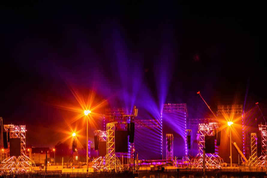 Zagreb: Spektakularna svjetlosna proba na Hipodromu uoči Thompsonovog koncerta