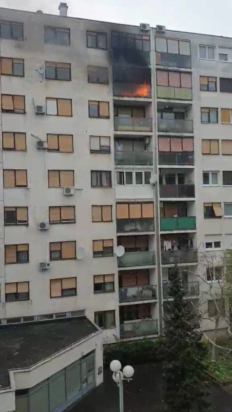 Gori stan, vatrogascima linije zagušene: Ne zovite za krov!