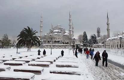 U Istanbulu palo 25 cm snijega koji je izazvao čak 800 nesreća