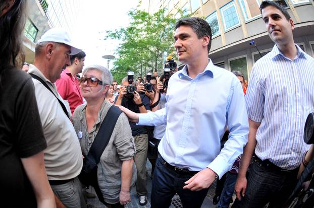 ARHIVA - 2010. Zagreb: Aktivisti za Varšavsku prosvjedovali pred sjedištem SDP-a 