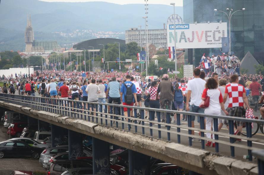 Okupljeni graÄani na Mostu slobode pozdravljaju Vatrene