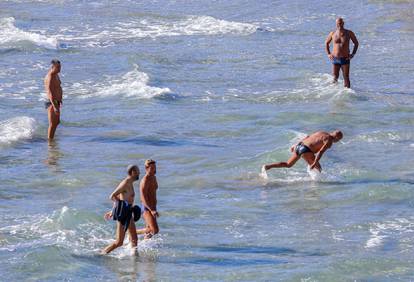 FOTO U Splitu picigin, u ostatku Hrvatske dugi rukavi i kaputi