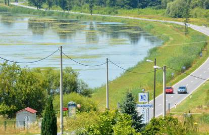 Tragedija kod Daruvara: Radio u ribnjaku i htio doplivati do čamca. Pronašli su ga na dnu