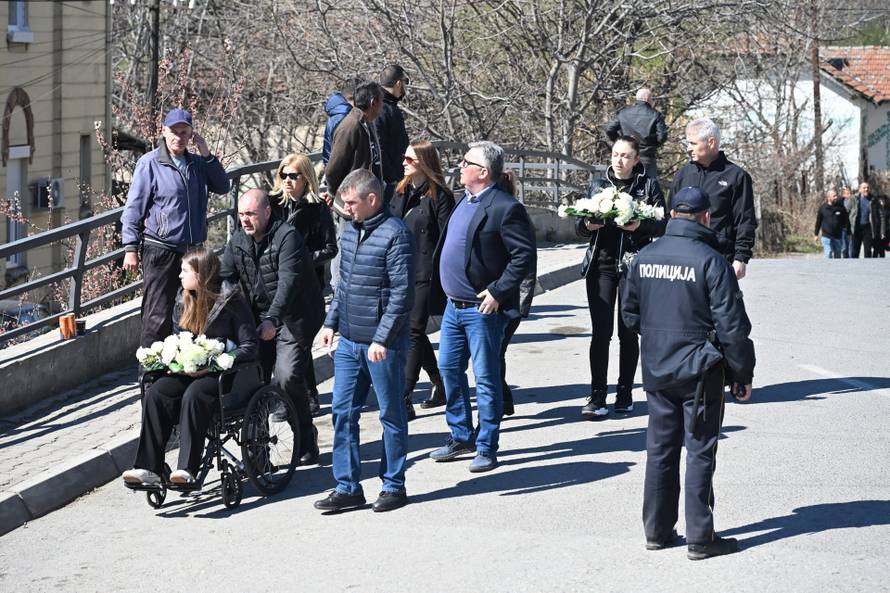Brojni stanovnici Kočana oplakuju poginule na dan njihova sprovoda