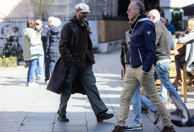 Zagreb: Damir Karakaš tijekom sunčanog dana odlučio se za dugačak kaput