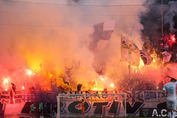 Rijeka: Bakljada na tribinama tijekom utkamice HNK Rijeka - NK Slaven Belupo