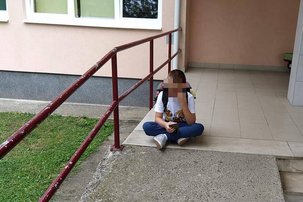Prvašić s autizmom nije imao asistenta, plakao pred školom
