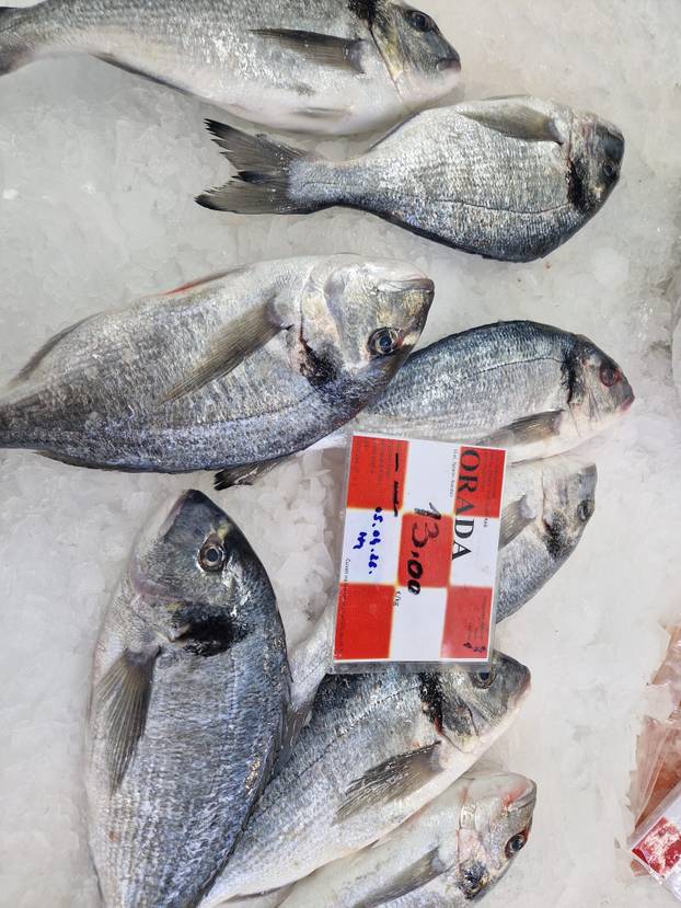 FOTO 'Pa to nije normalno, kila rajčica sedam eura! Nemam ja toliko, kupila sam tri komada'