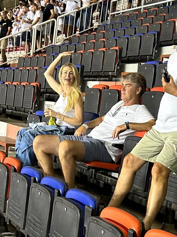 FOTO Dobro raspoložena Iris Livaja uživala u pobjedi 'bilih' u društvu vaterpolske legende