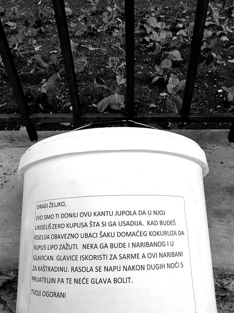 Kerumu su ispred vile ostavili upute kako nakiseliti kupus...