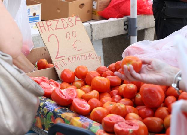 Šibenik: Bogata ponuda vo?a i povr?a na gradskoj tržnici