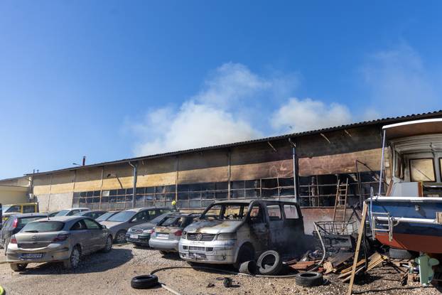 Pula: Veliki požar u Šijanu, došlo je do požara skladišta, širi se gusti dim