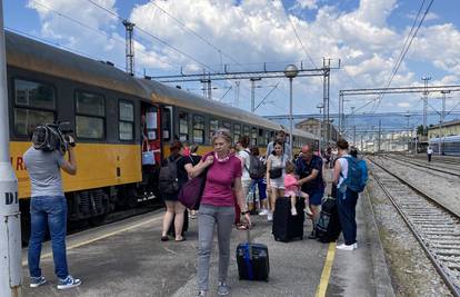 Žuti, kultni vlak opet u Rijeci - do Praga vozi tri puta tjedno