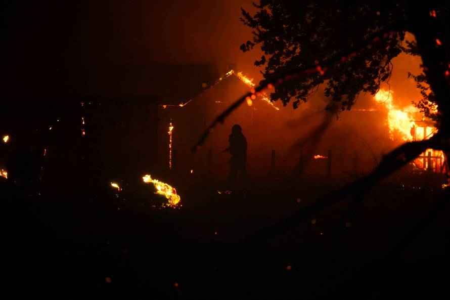 storyeditor/2026-07-24/2026-07-23t221135z-1019808155-rc2xjmadmxxs-rtrmadp-3-europe-weather-france-wildfire.jpg