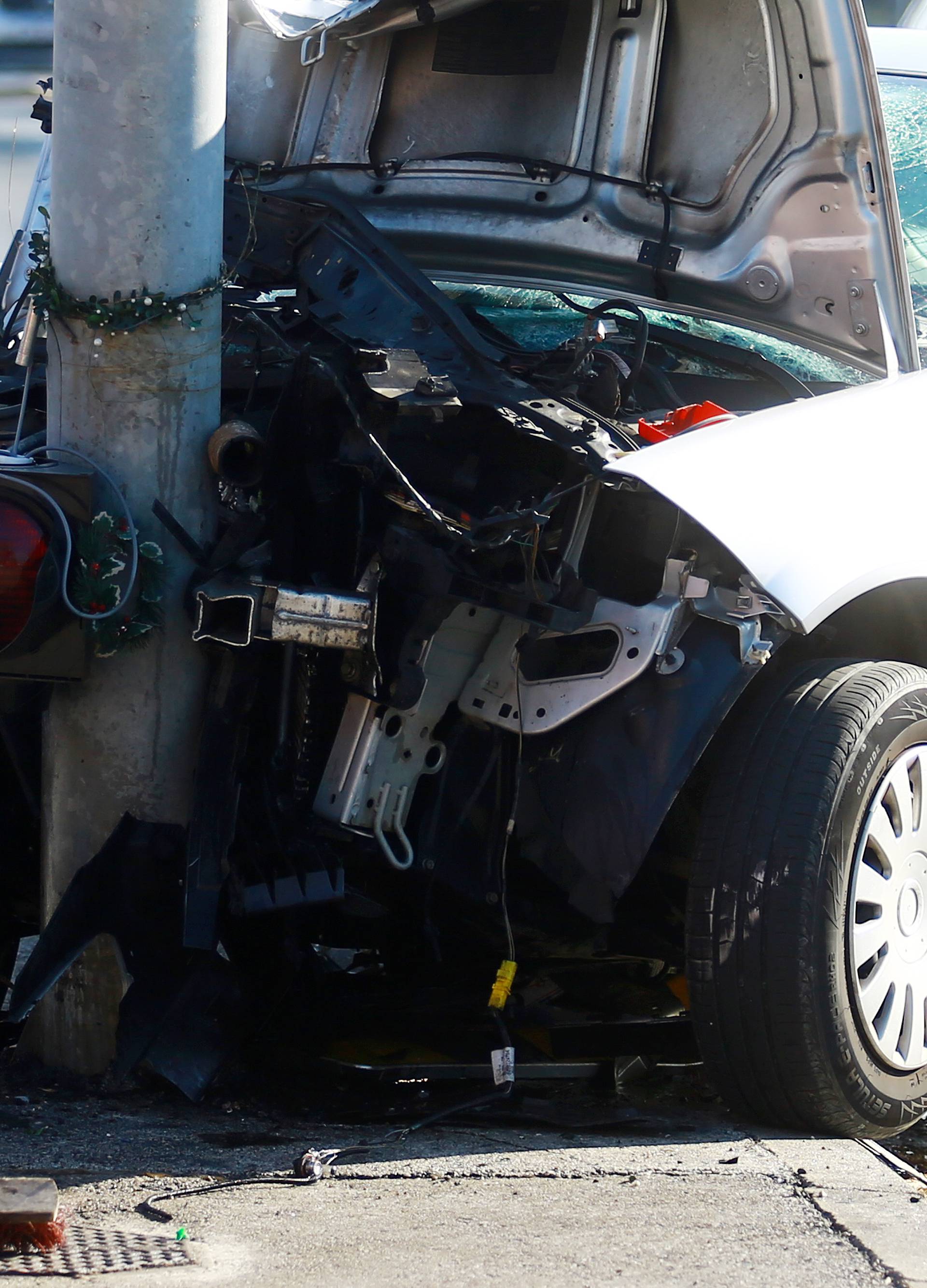 Zagreb: Automobil smrskan nakon Å¡to se zabio u stup semafora, nekoliko ozlijeÄenih