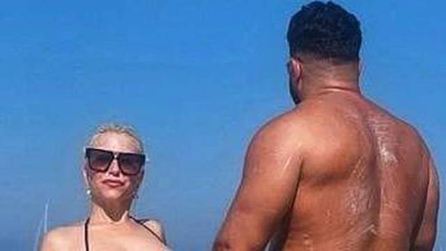 Ponosno pokazuje mišiće: Ervin Mujaković iz Big Brothera uživa sa svojom djevojkom na plaži...