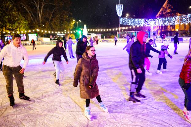 FOTO Otvoren je Ice Wonderland u Varaždinu: Najveće i najljepše klizalište u Hrvatskoj