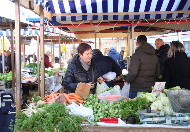 Šibenik: Ponuda vo?a i povr?a na tržnici