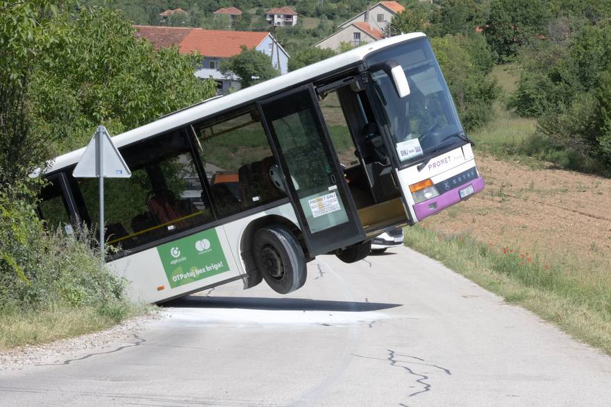 Sinj: Zapalio se autobus koji je prevozio učenike, a kada su izašli iz vozila sam se pokrenuo i sletio s ceste