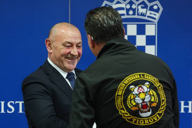 Zagreb: Ministar Tomo Medved uručio je braniteljske zahvalnice postrojbama iz Domovinskog rata