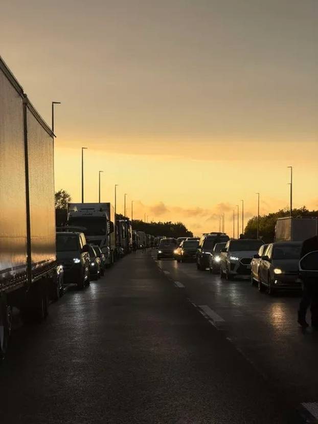 Pogledajte kaos na A3 zbog prevrnutog kamiona: Čekamo satima. Možda dočekamo jutro