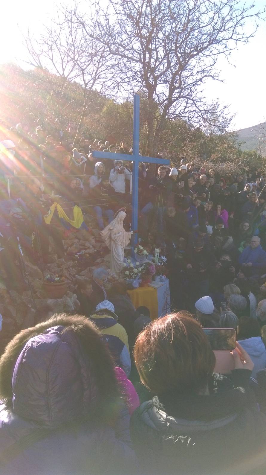 Uživo iz Međugorja:  Nekoliko stotina vjernika čeka vidjelicu