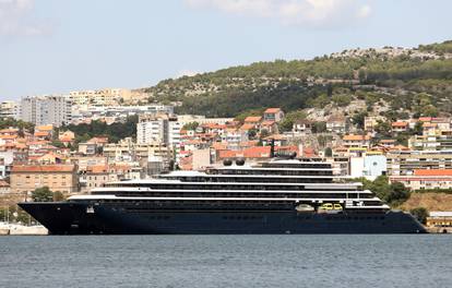 FOTO Luksuzna jahta Ritz-Carlton 'Evrima' duga 250 metara uplovila u Šibenik