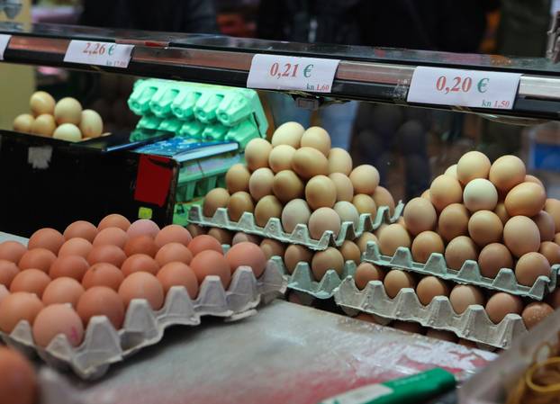 Prvi radni dan s eurom kao novom valutom na tržnici Utrina