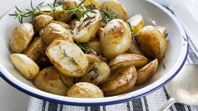 Evo kako ispeći hrskavi krumpir da ispadne savršeno u pećnici