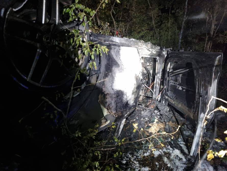 ČUDO NA KRKU Pogledajte što je preživio mladić! Autom sletio  s ceste, prevrnuo se i zapalio!