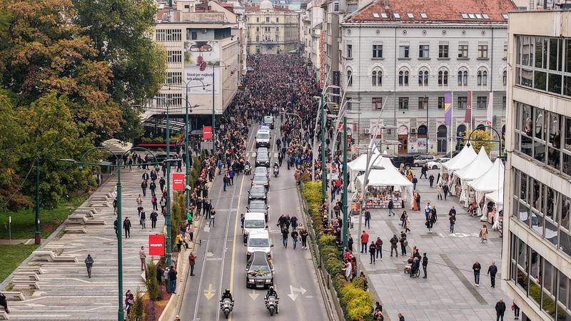 Ovako izgledaju ulice Sarajeva: Građani tuguju za Halidom, povorka se kreće prema groblju
