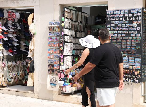 Šibenik: Ponuda suvenira u suvenirnici
