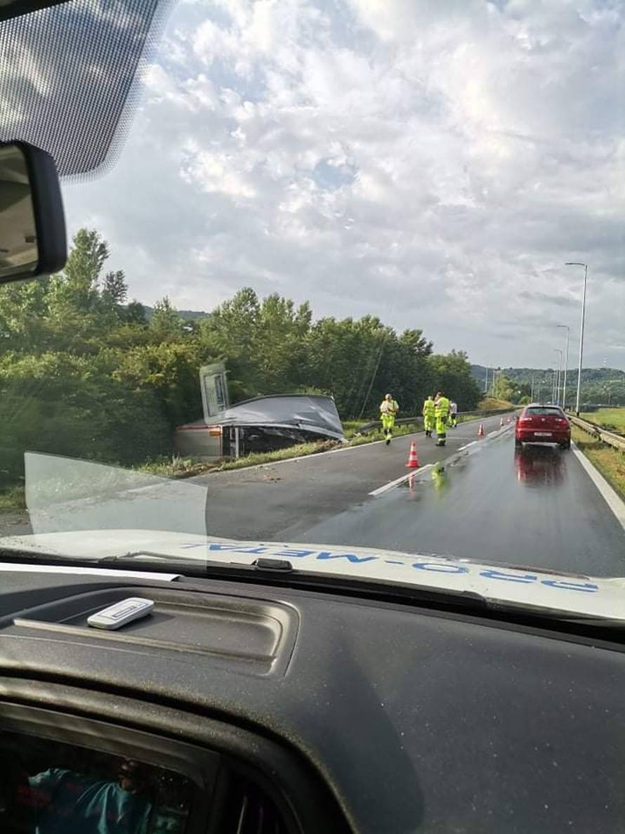 Probio ogradu i izletio s ceste kod West Gatea, vozač kamiona ozlijeđen u teškoj nesreći