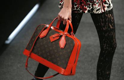 Ekolozi smatraju da s pariške avenije treba što prije maknuti ogroman Louis Vuitton kovčeg