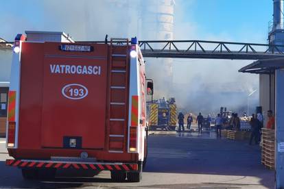 Eksplodirao silos u mjestu Veliki Bukovec: Muškarac ozlijeđen, u tijeku gašenje požara u pilani