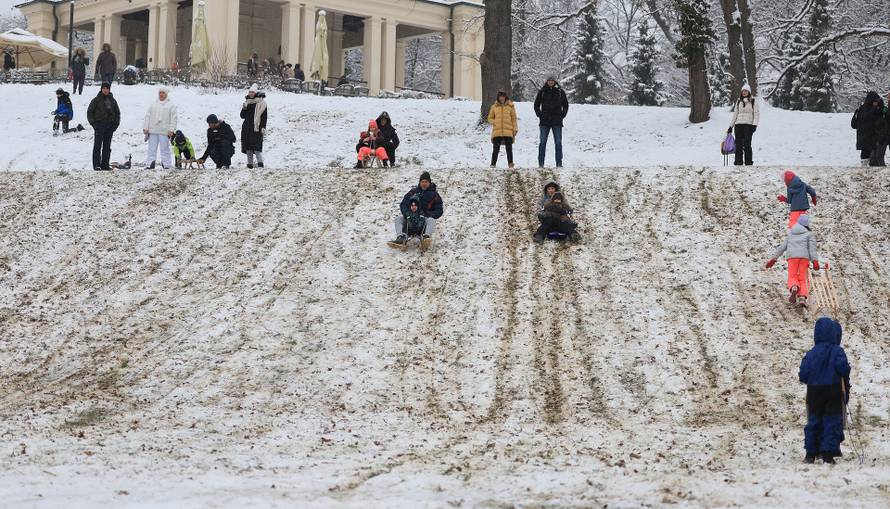 Zagreb: Maksimir, jedno od omiljenih mjesta za sanjkanje, grudanje ili šetnju po snijegu