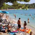 'RAT' NA PLA&Zcaron;I Makarska puna turista, a pla&zcaron;e su u zoru pune 'rezervacija': 'To nije normalno'