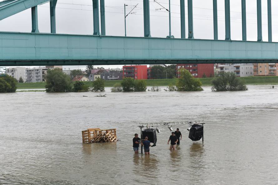 Zagreb: Djelatnici Green River Festa spašavaju opremu koja je potopljena u rijeci Savi