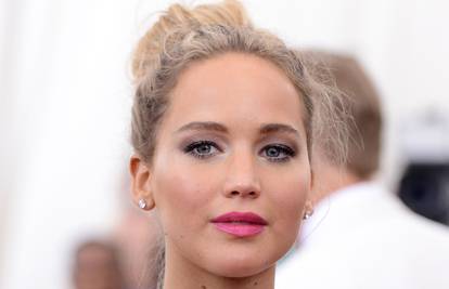 Jennifer Lawrence 'ovisna' o gledanju svojih 'ružnih fotki'