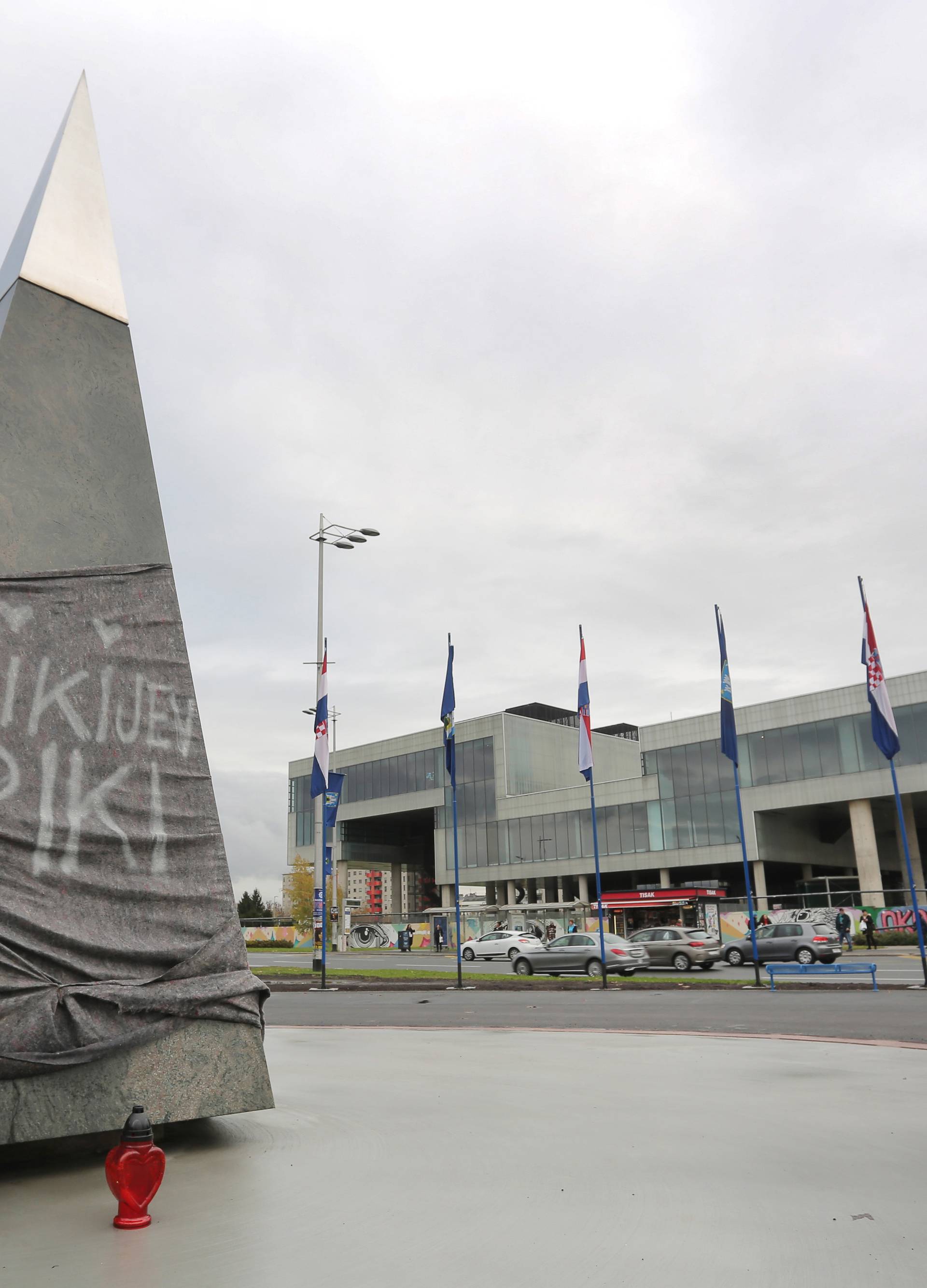 Zagreb: Na granitnoj piramidi osvanuo grafit "Mikijev piki"