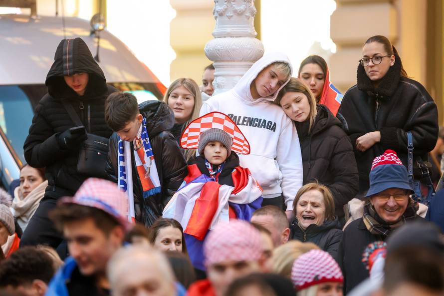 Zagreb: Počelo okupljanje građana za svečani doček rukometnih reprezentativaca nakon osvojene bronce na Europskom prvenstvu