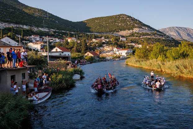 Prolazak Maratona lađa kroz Rogotin uz bakljadu